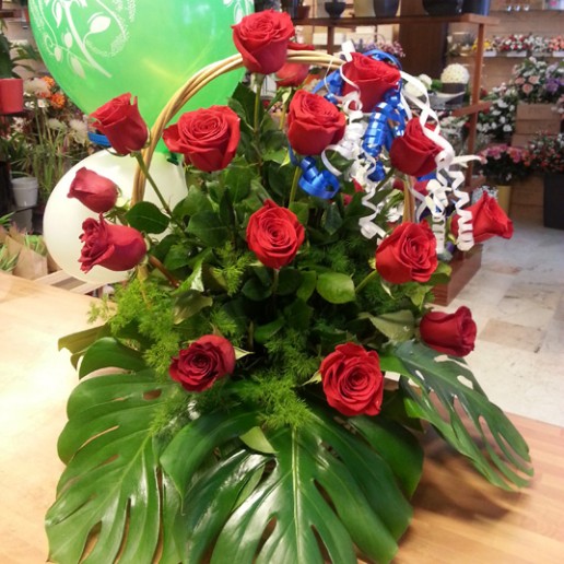 Cesta de mimbre con 18 rosas rojas