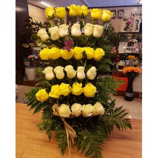 Centro floral 30 rosas amarillas y blancas