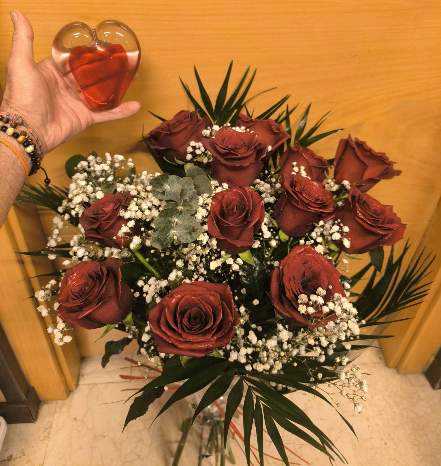 ramo 12 rosas con paniculata y verdes más corazón de cristal en Granada