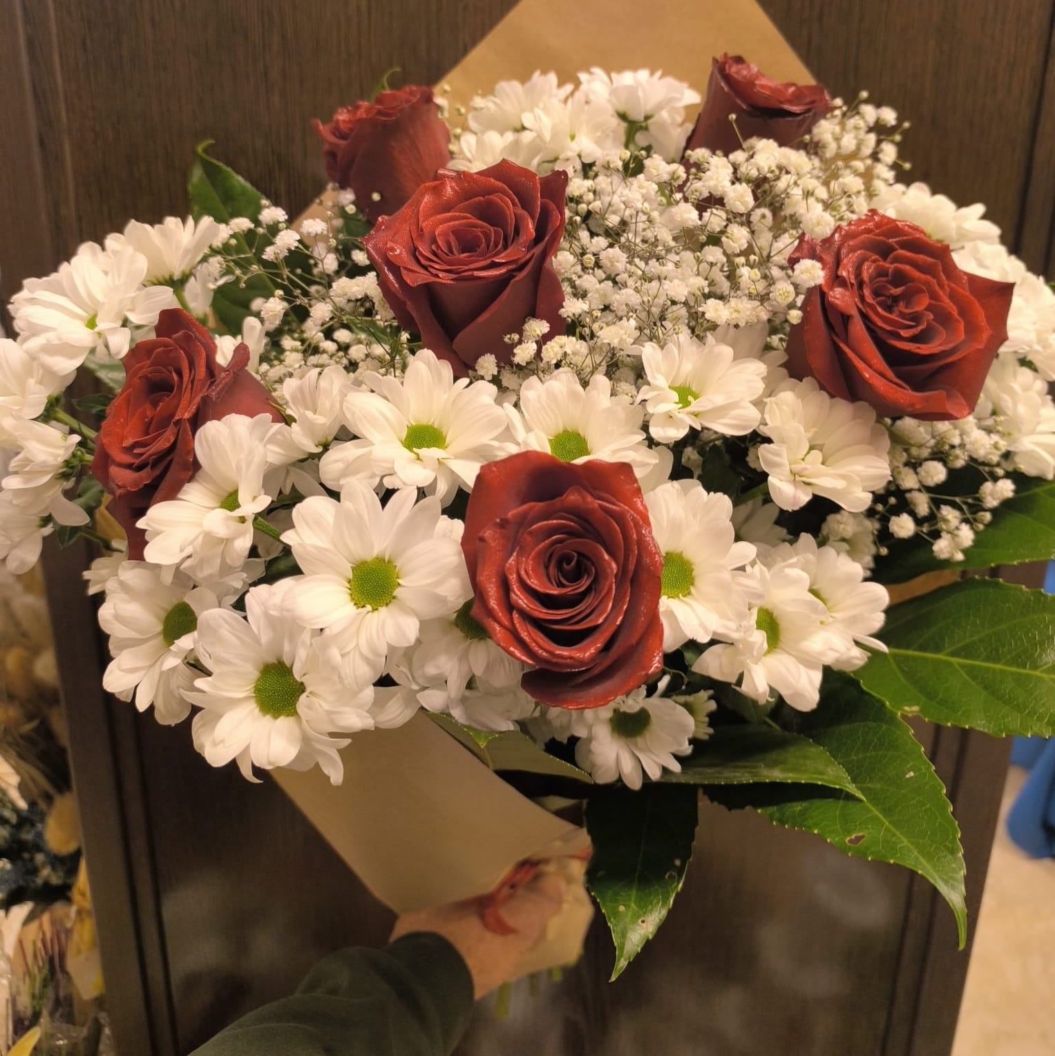 Envío a domicilio en Granada de ramo de rosas y margaritas